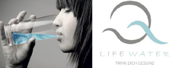 Q-life-Water trinkende Frau mit Q-life Logo u. slogan trink Dich Gesund